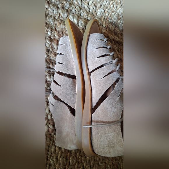 Born tan strappy sandals Sz 9 Gladiator Western Casual Boho Travel Cruise Flat - Picture 3 of 9